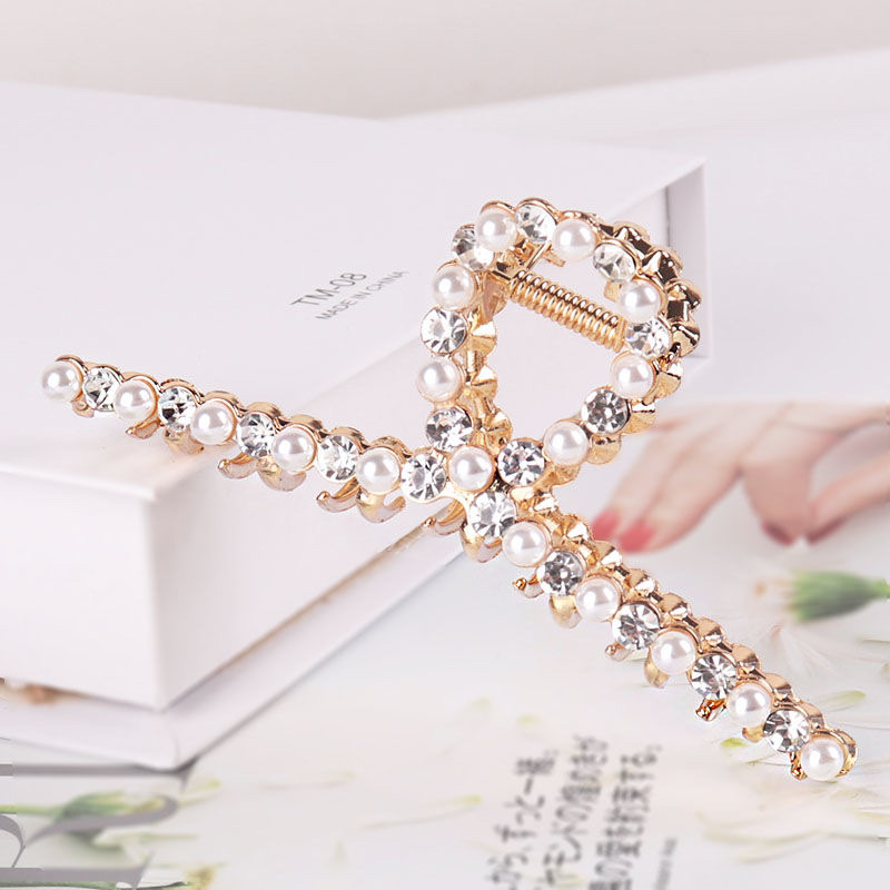 The adult crown hair accessory exudes an elegant feminine charm. The crown hair accessory shines brightly and is a high-end headwear detail image 2