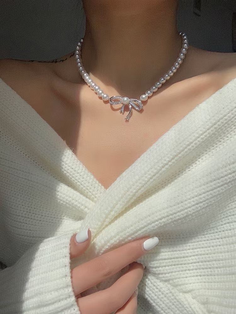 Butterfly pendant necklace is a short, elegant, simple, fashionable and exquisite accessory for women Specification image