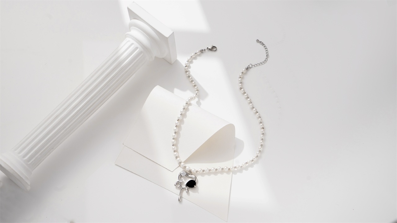 A short, elegant and versatile necklace for women, simple, fashionable and exquisite pearl pendant necklace, gift jewelry details Picture