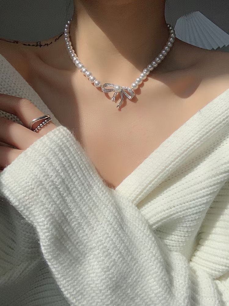 Butterfly pendant necklace is a short, elegant, simple, fashionable and exquisite accessory for women details Picture