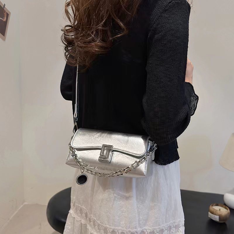 热销女士包包 箱包新款时尚女包 轻便实用休闲包包 手提斜挎两用详情4