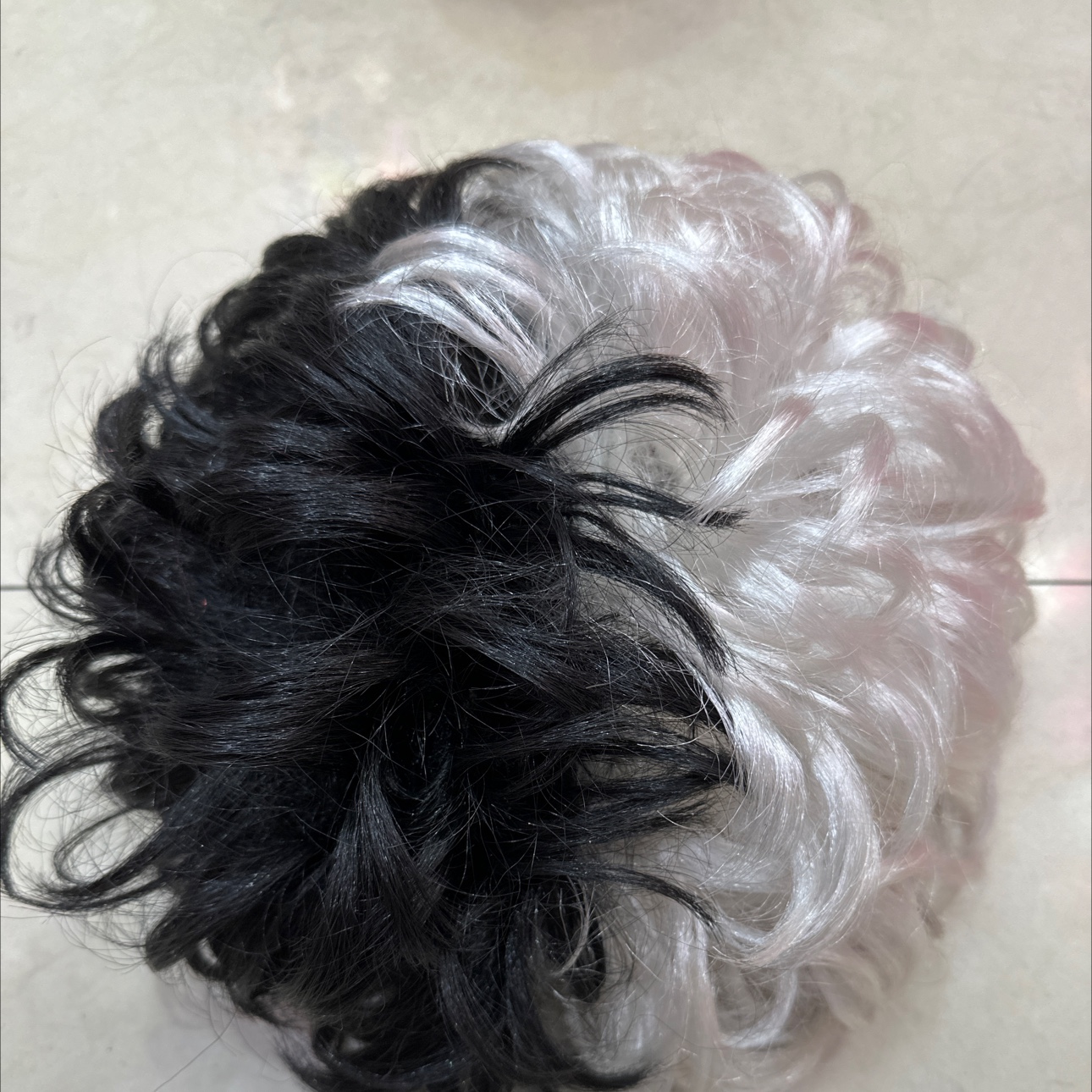 白发魔女库衣拉假发，半黑半白阴阳发，小卷发，万圣节假发，节日派对狂欢节系列假发产品图
