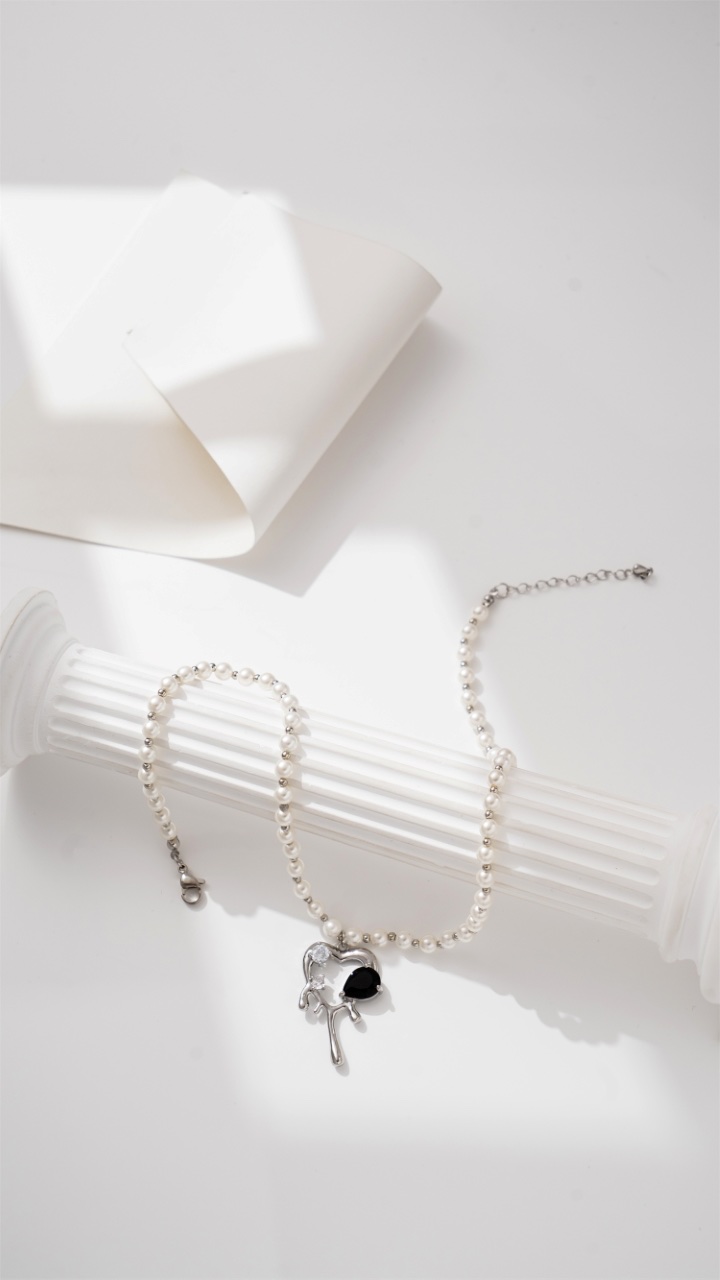 A short, elegant and versatile necklace for women, simple, fashionable and exquisite pearl pendant necklace, gift jewelry Application Scenario