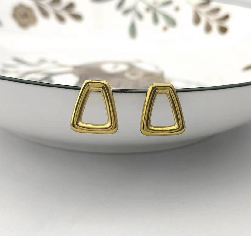 Zircon earrings, beautiful earrings, star-style earrings, fashionable and trendy ladies' jewelry, dazzling and brilliant