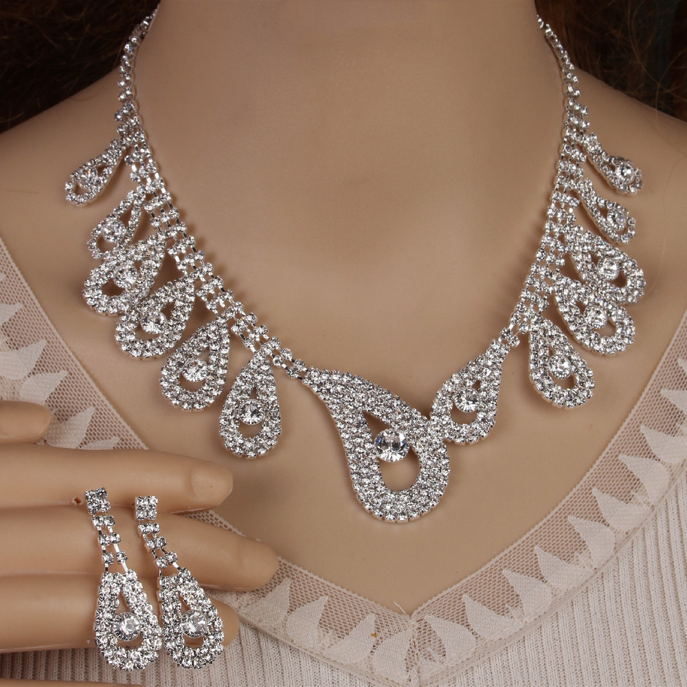 新款百搭欧美新娘婚纱铜爪镶钻礼服配饰套装厂家直供镶钻项链批发 欧美新款新娘饰品夸张水晶轻奢项链耳环套装小众设计感小香项链