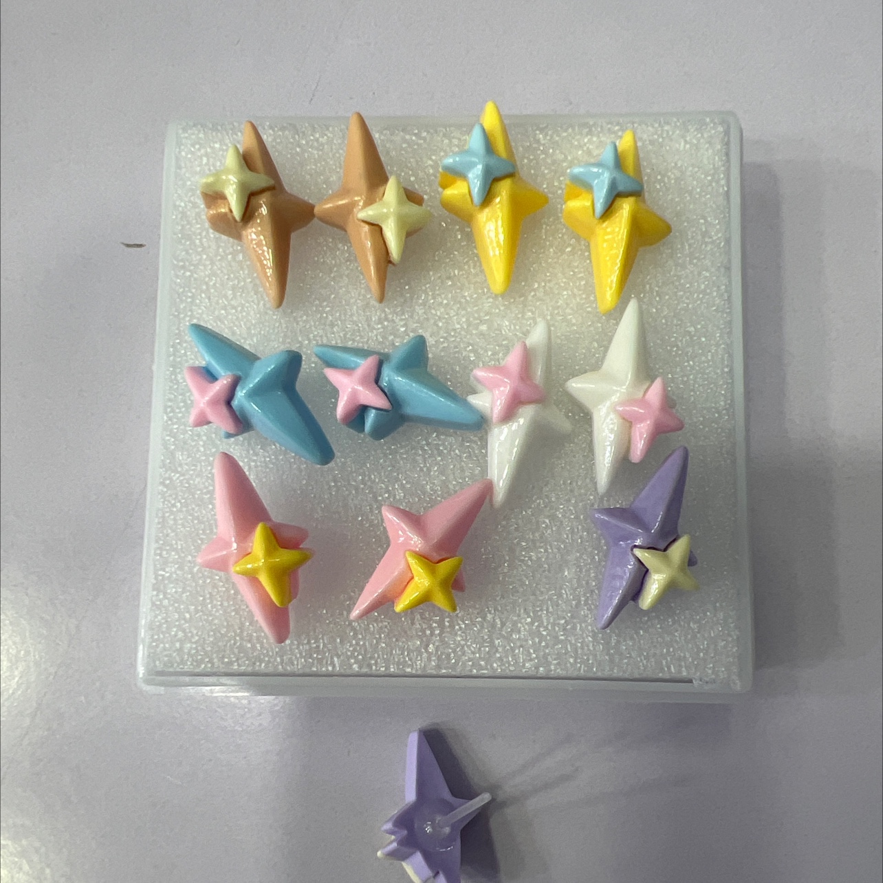 新款饰品美拉德色系耳饰星光闪耀塑料针防过敏耳钉产品图