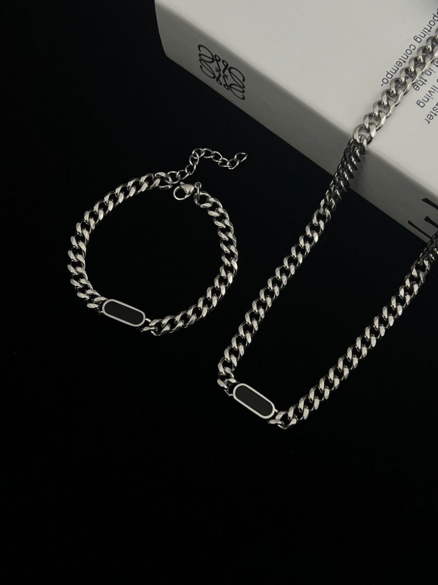 American-style titanium steel necklace for both men and women, high-end sweater chain that doesn't fade, hip-hop collarbone chain, a versatile accessory for men Application Scenario