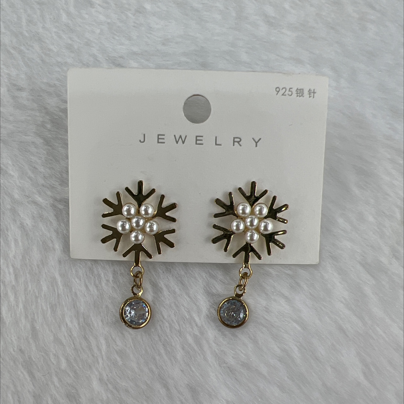Zircon earrings are dazzling and eye-catching. They are star-style earrings that are exquisite and fashionable. They are trendy earrings for women. New zircon earrings