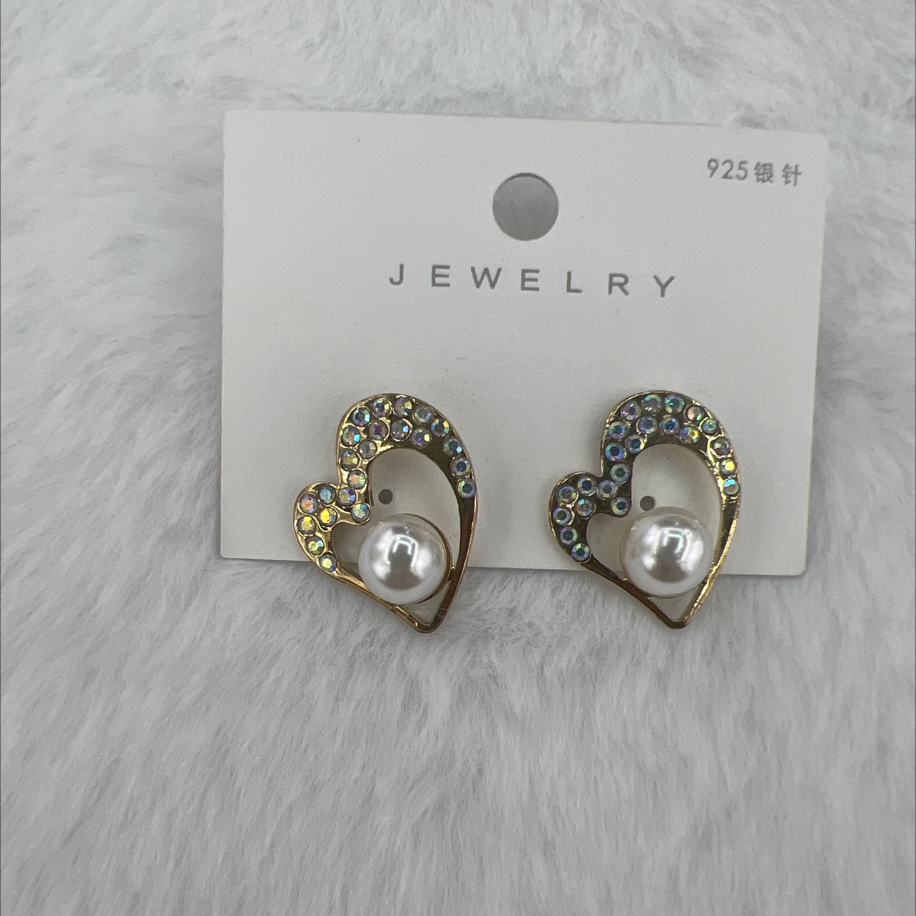 Zircon earrings are dazzling and showy, the same style as those worn by celebrities, exuding a strong sense of luxury. The earrings are exquisite and elegant