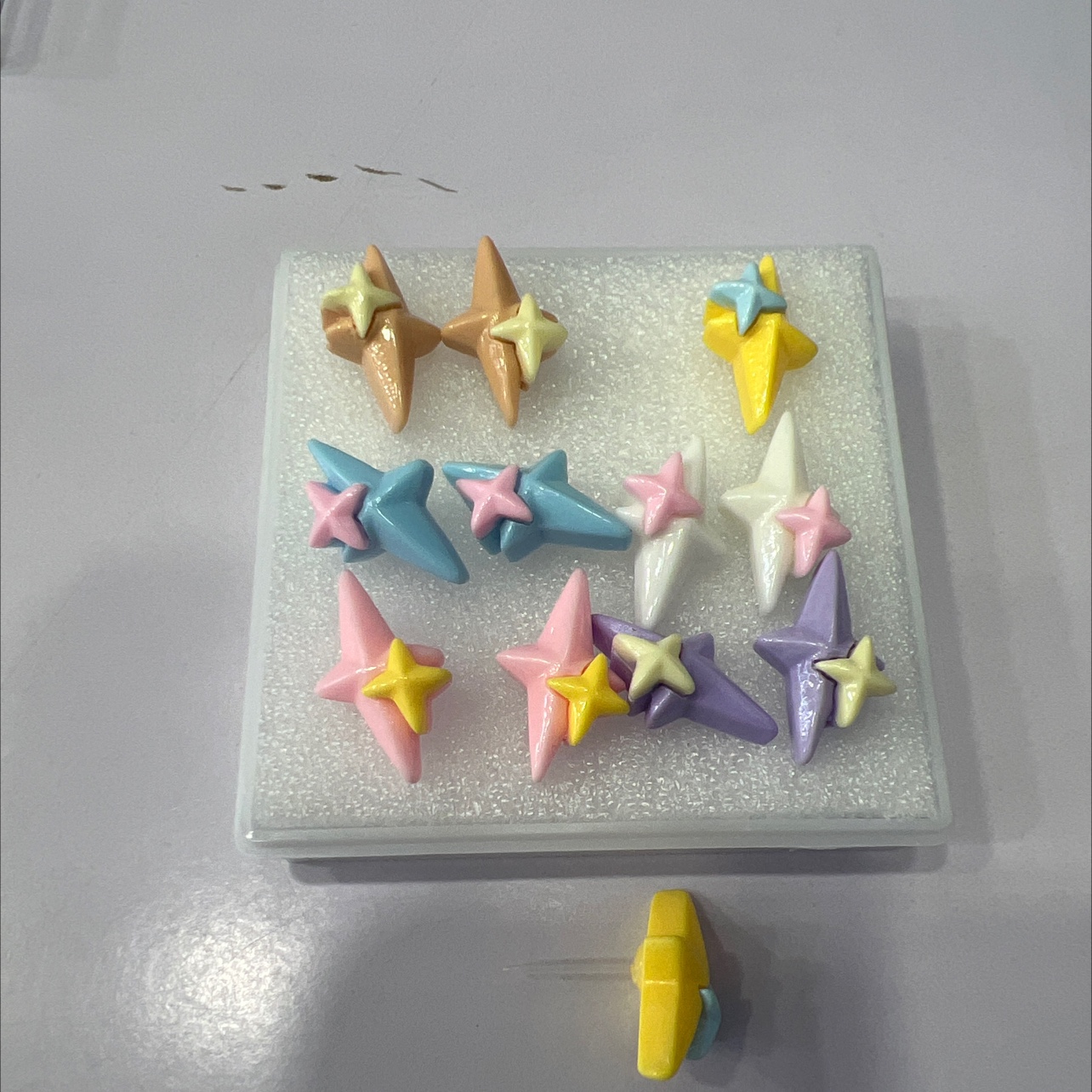 新款饰品美拉德色系耳饰星光闪耀塑料针防过敏耳钉白底实物图