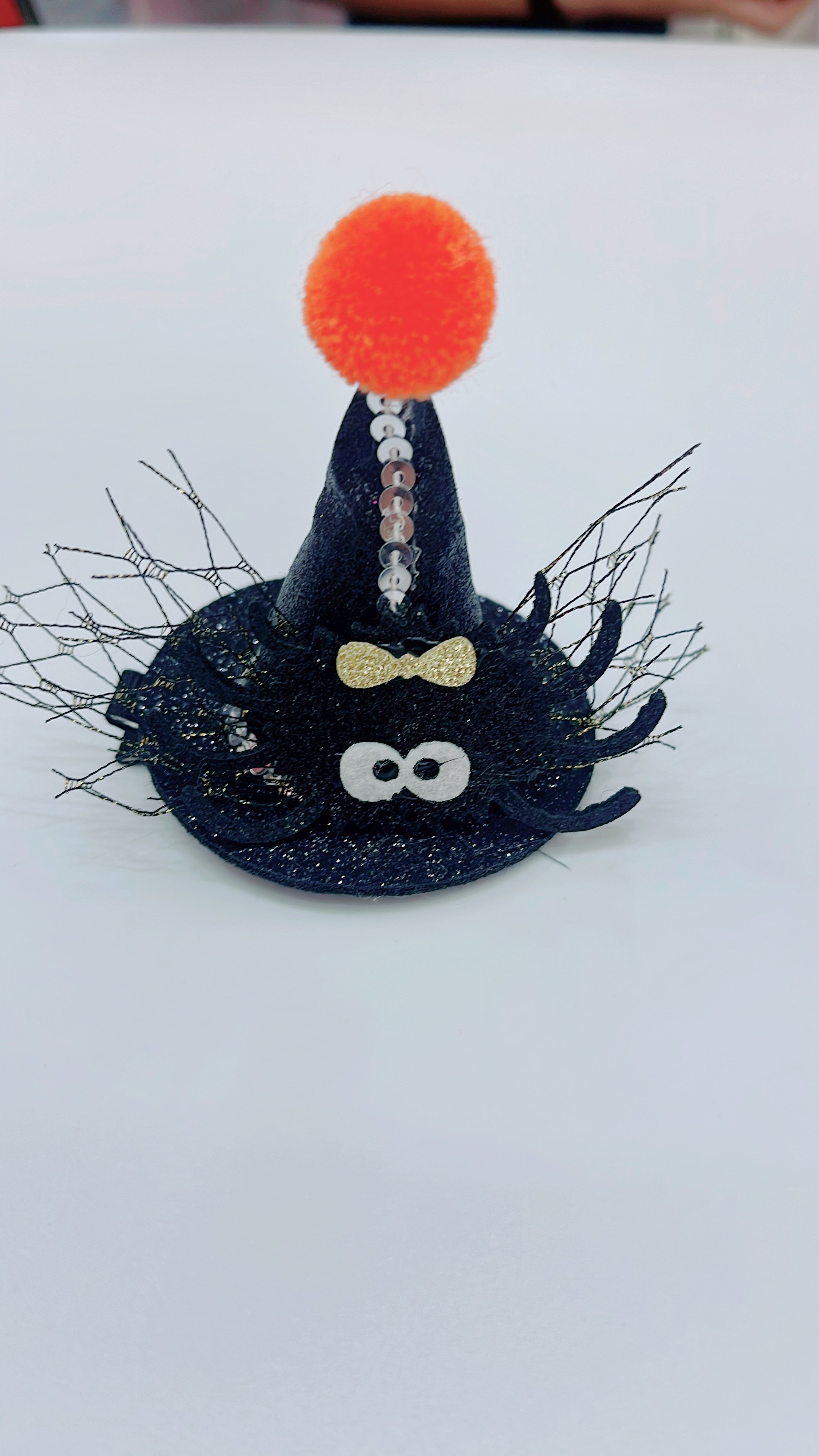 Creative accessories: Halloween wizard hat Headwear, top clip, black lace bow, children's hair accessory, flashing light, witch hat, hair clip, hair accessory, hair accessory Application Scenario
