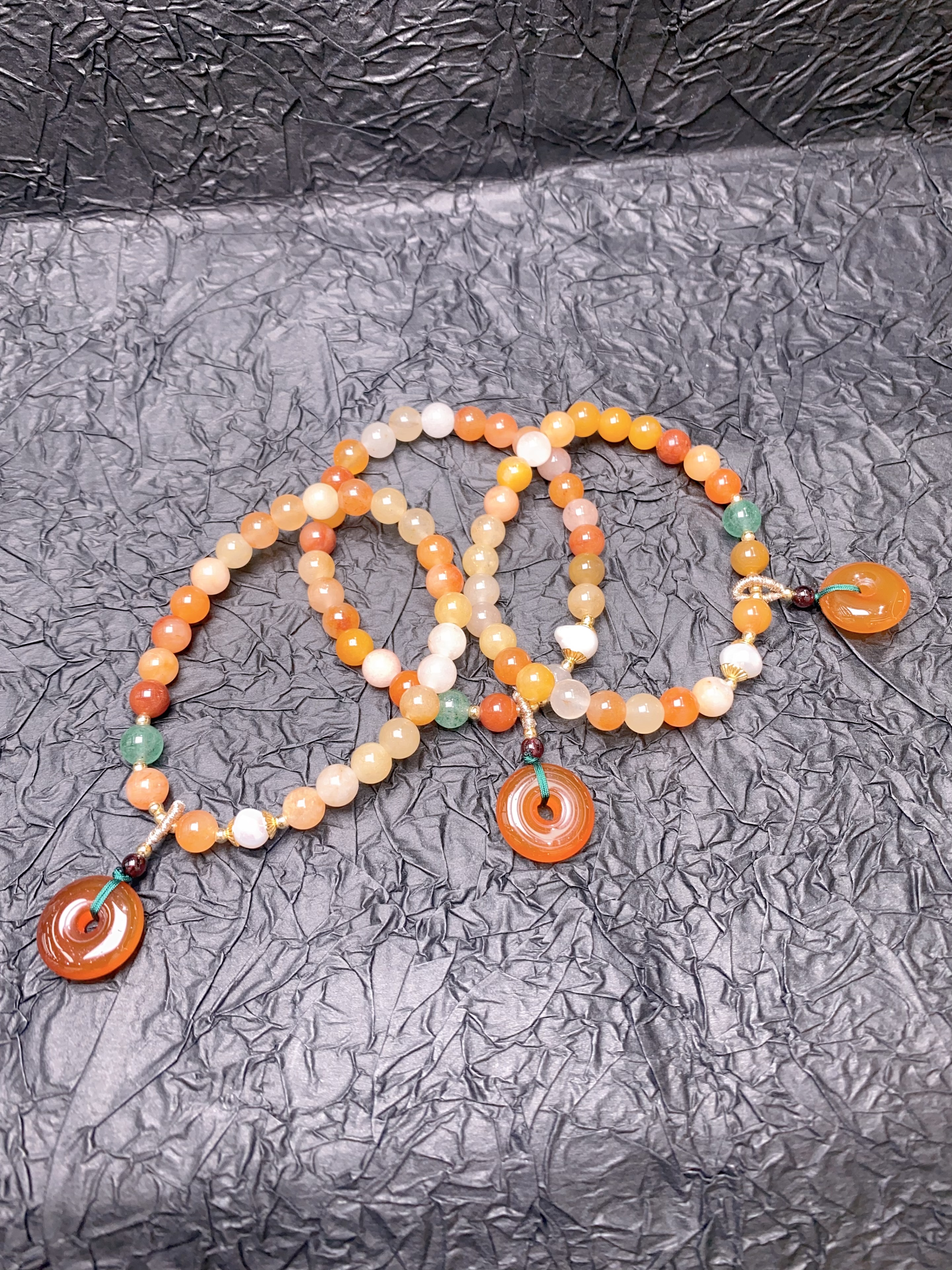 The Gold Thread Jade Clasp Uses 6 Centimeters Gold Thread Jade, With Pearls, Green Strawberry Crystal, Garnet And Other Accessories, And The Pendant Uses Jade Pulp As A Combination.

Gold And Jade Like Oil. String, String Girl. Item Picture
