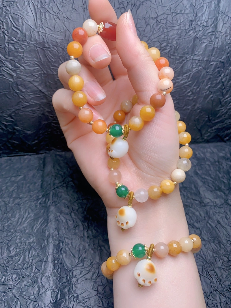 Gold Wire Jade Using 8 Centimetres Gold Wire Jade, With Red Agate, Green Agate Bodhi And Other Accessories,
The Pendant Uses Bodhi As A Combination, And The String Plays With The String
Gold Silk Jade Bodhi Cat Claw