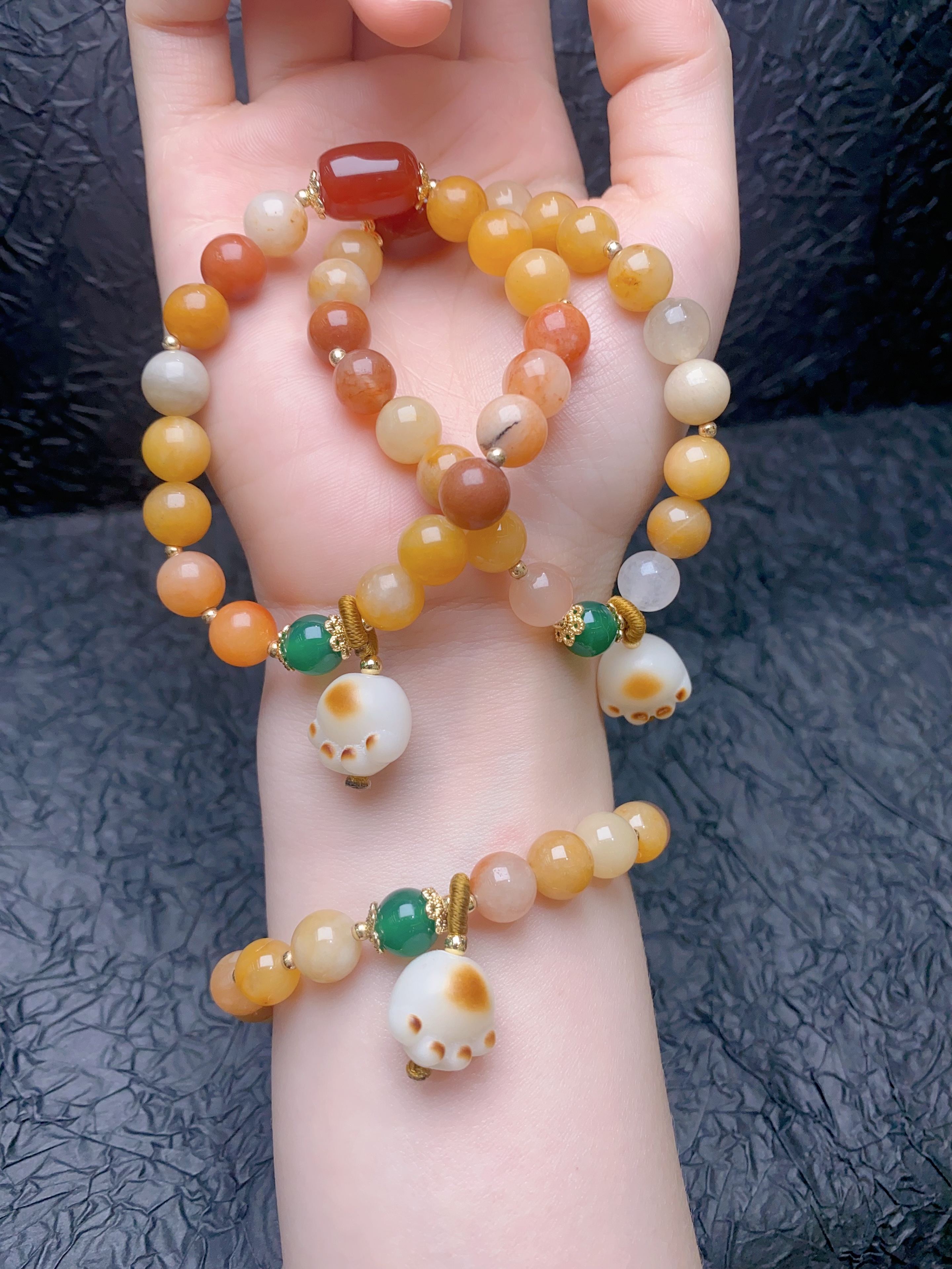 Gold Wire Jade Using 8 Centimetres Gold Wire Jade, With Red Agate, Green Agate Bodhi And Other Accessories,

The Pendant Uses Bodhi As A Combination, And The String Plays With The String

Gold Silk Jade Bodhi Cat Claw Application Scenario
