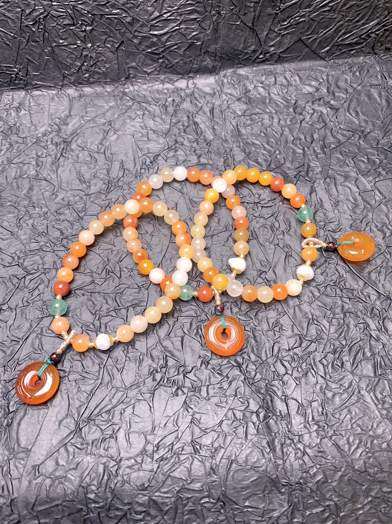 The Gold Thread Jade Clasp Uses 6 Centimeters Gold Thread Jade, With Pearls, Green Strawberry Crystal, Garnet And Other Accessories, And The Pendant Uses Jade Pulp As A Combination.
Gold And Jade Like Oil. String, String Girl.