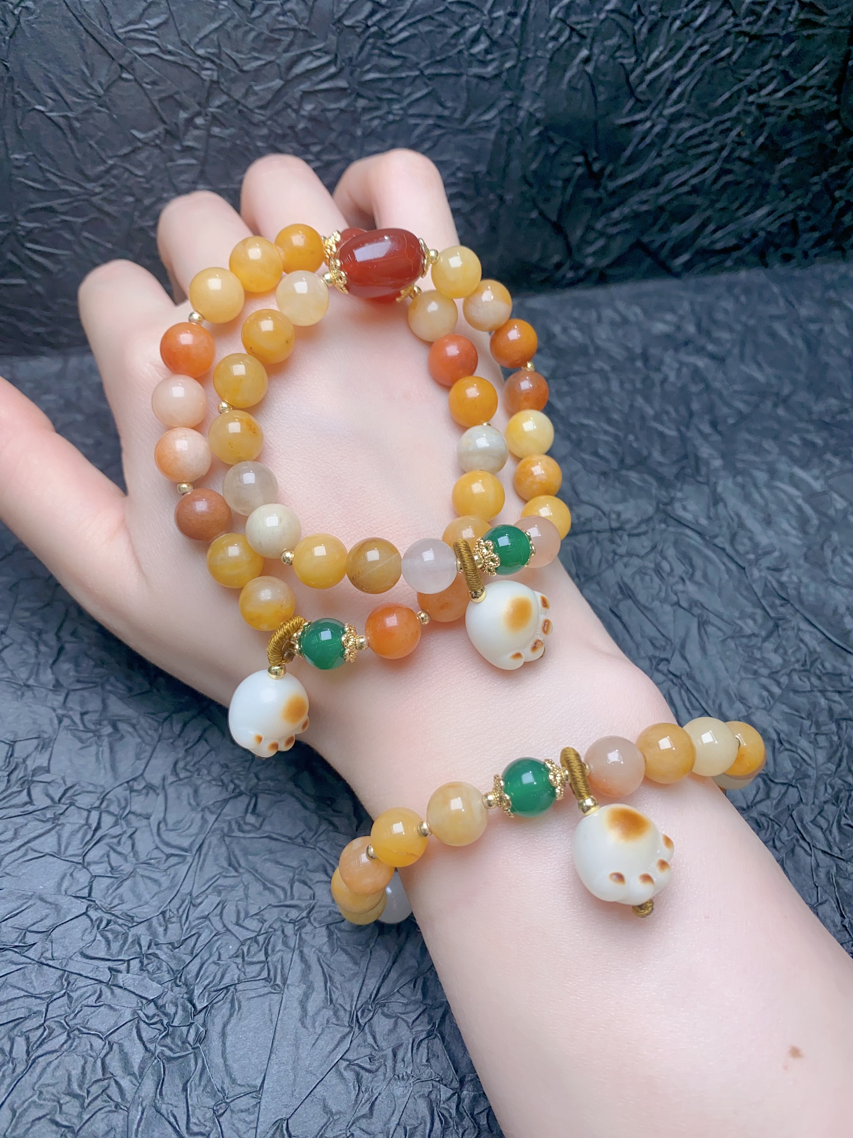 Gold Wire Jade Using 8 Centimetres Gold Wire Jade, With Red Agate, Green Agate Bodhi And Other Accessories,

The Pendant Uses Bodhi As A Combination, And The String Plays With The String

Gold Silk Jade Bodhi Cat Claw details Picture