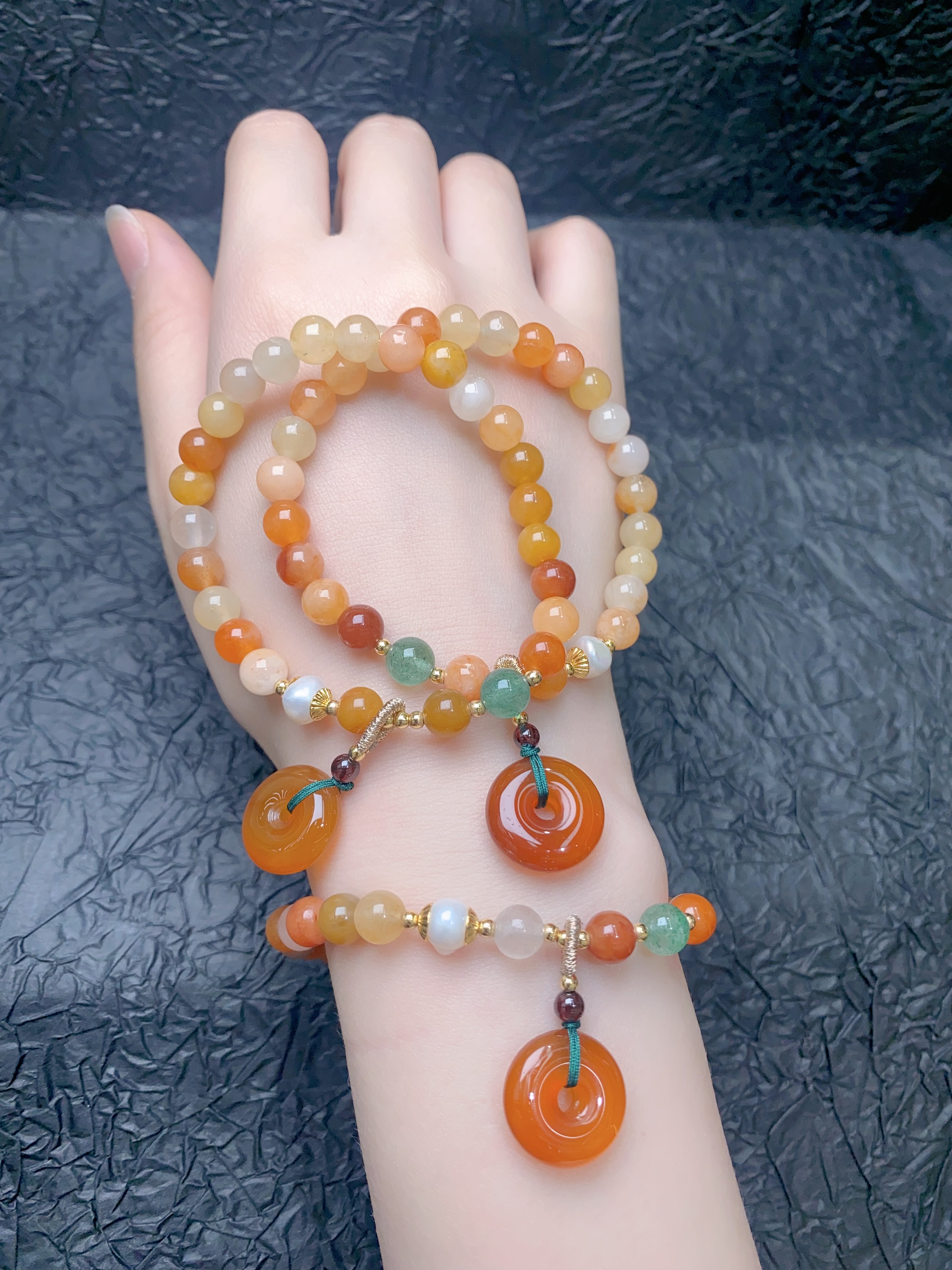 The Gold Thread Jade Clasp Uses 6 Centimeters Gold Thread Jade, With Pearls, Green Strawberry Crystal, Garnet And Other Accessories, And The Pendant Uses Jade Pulp As A Combination.
Gold And Jade Like Oil. String, String Girl. details Picture