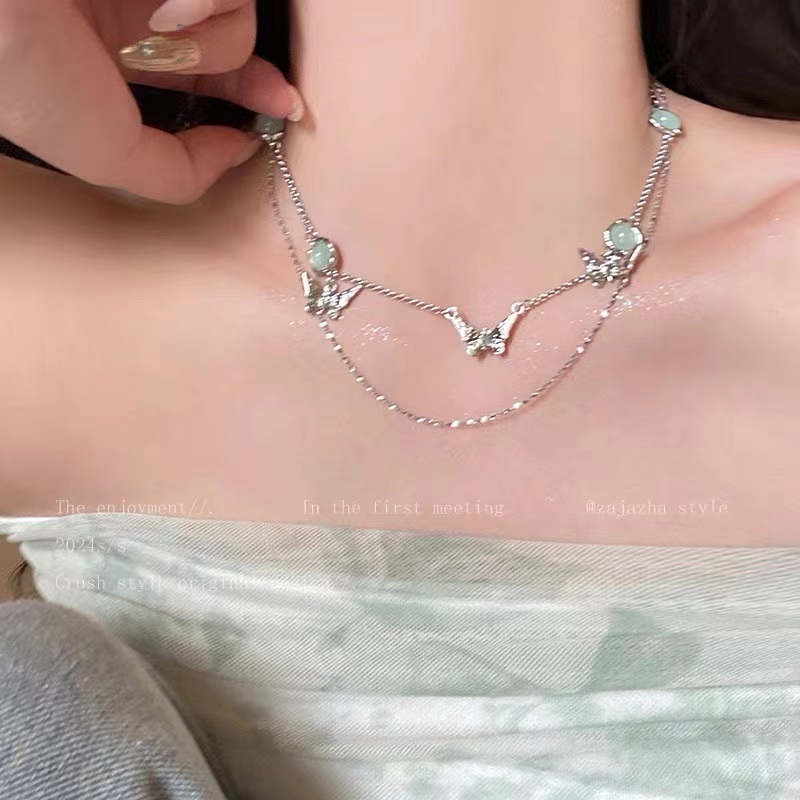 Butterfly zircon pendant necklace, a cool summer style for women, is a must-have accessory for Internet celebrities. It features a niche design and a unique collarbone chain Application Scenario