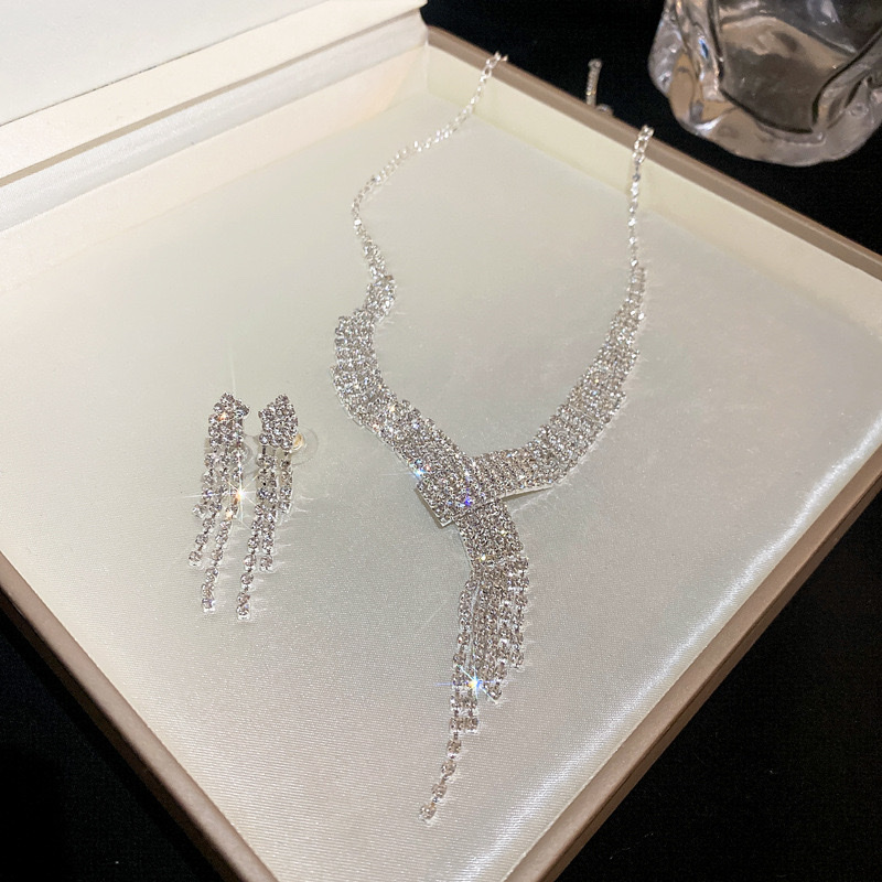 This fashionable and versatile European and American diamond-encrusted hollowed-out tassel necklace exudes a super dazzling charm. It features a fashionable collarbone chain with a light luxury and high-end feel, and is a women's necklace detail image 6