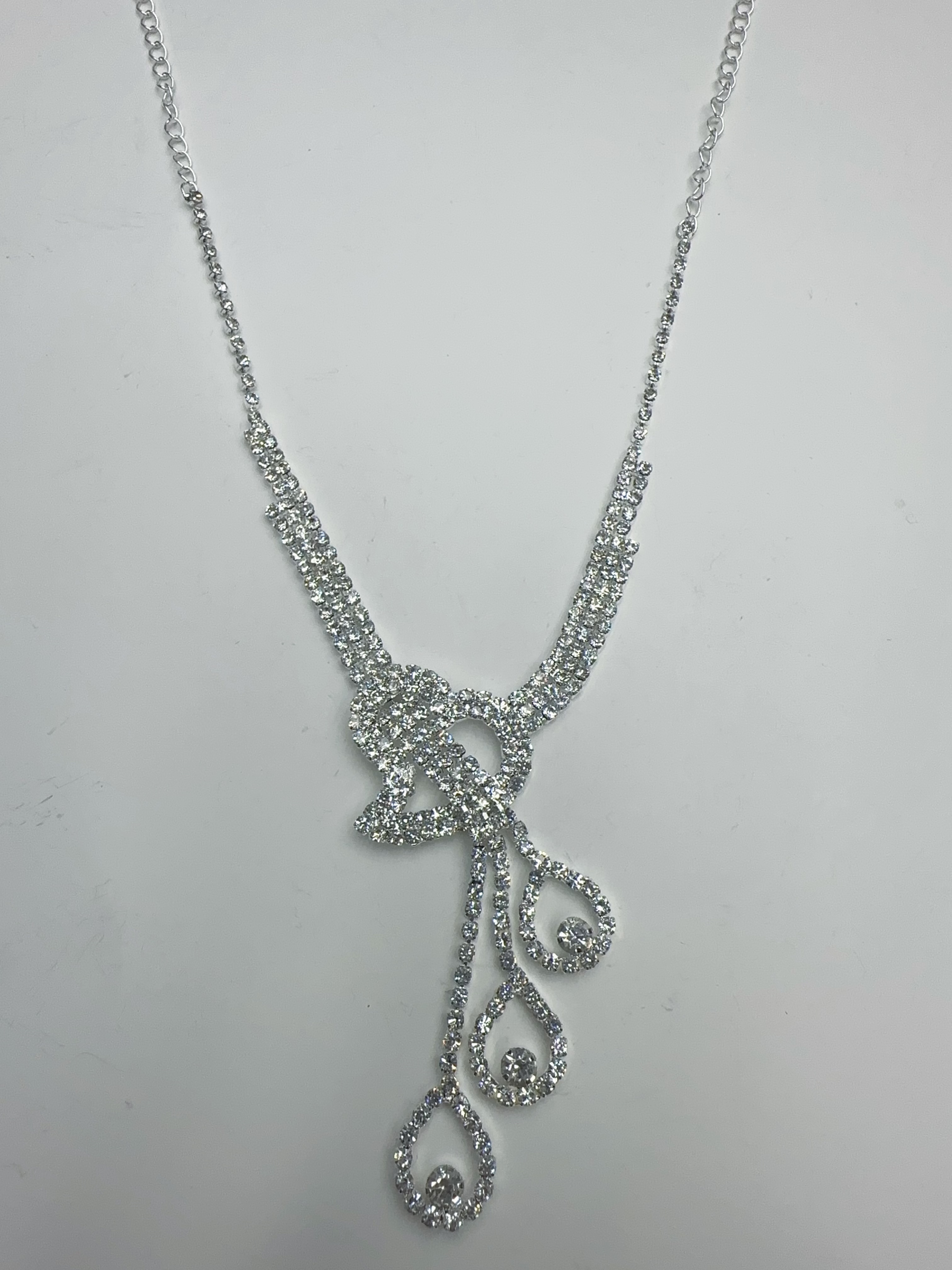 This fashionable and versatile European and American diamond-encrusted hollowed-out tassel necklace exudes a super dazzling charm. It features a fashionable collarbone chain with a light luxury and high-end feel, and is a women's necklace detail image 3