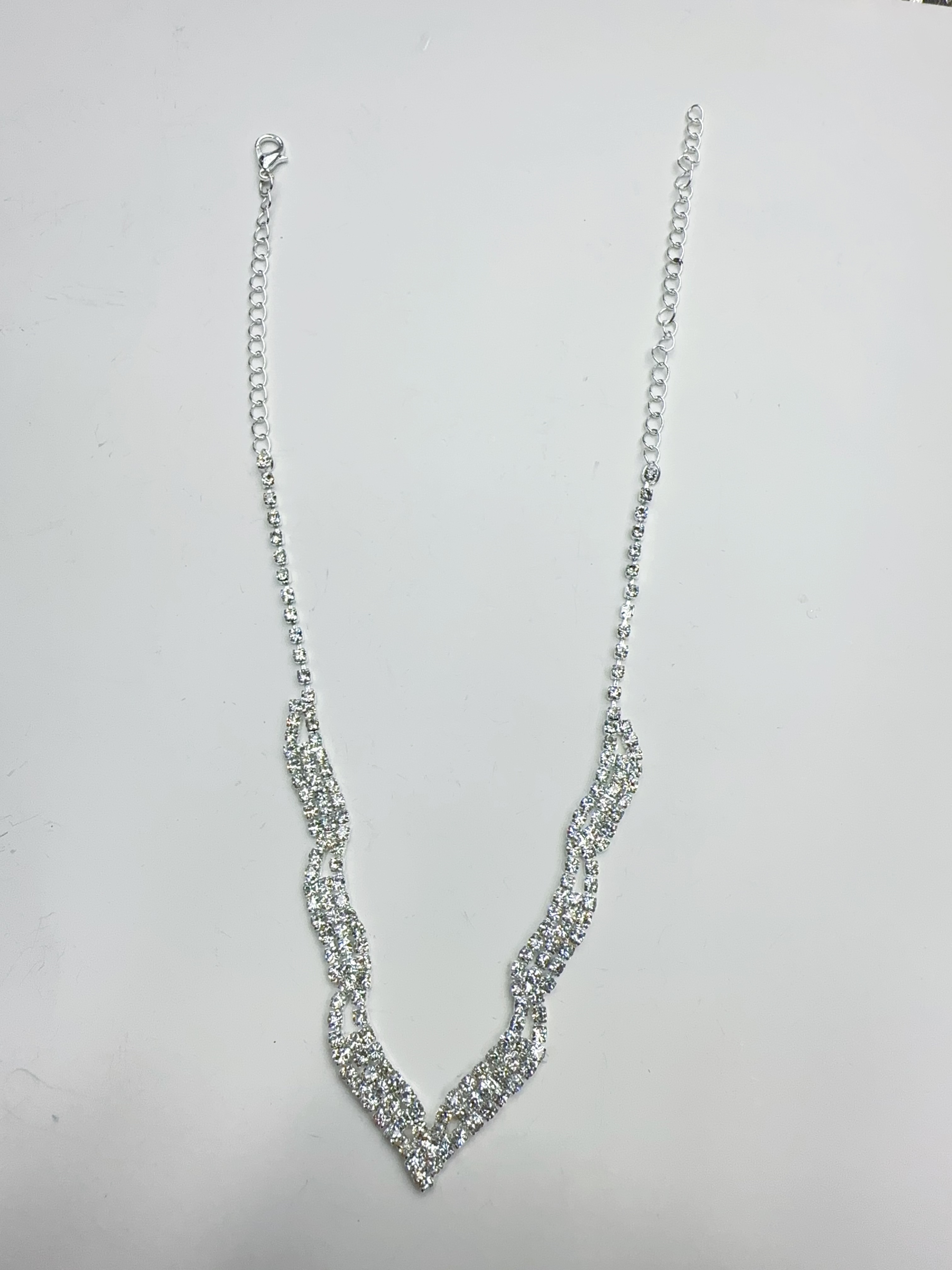 This fashionable and versatile European and American diamond-encrusted hollowed-out tassel necklace exudes a super dazzling charm. It features a fashionable collarbone chain with a light luxury and high-end feel, and is a women's necklace detail image 4