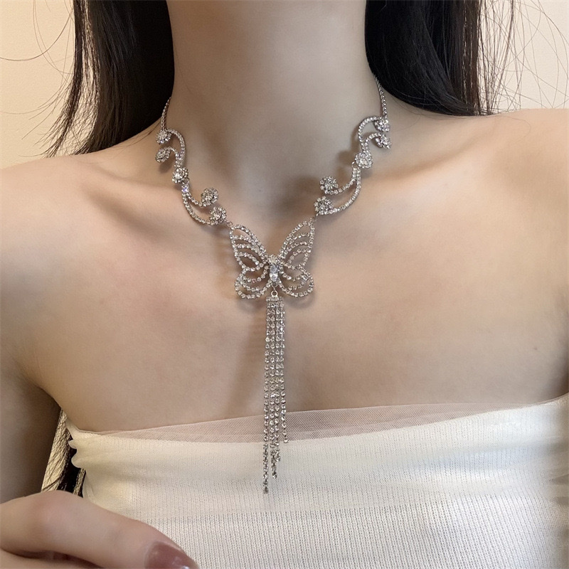 This fashionable and versatile European and American diamond-encrusted hollowed-out tassel necklace exudes a super dazzling charm. It features a fashionable collarbone chain with a light luxury and high-end feel, and is a women's necklace detail image 5