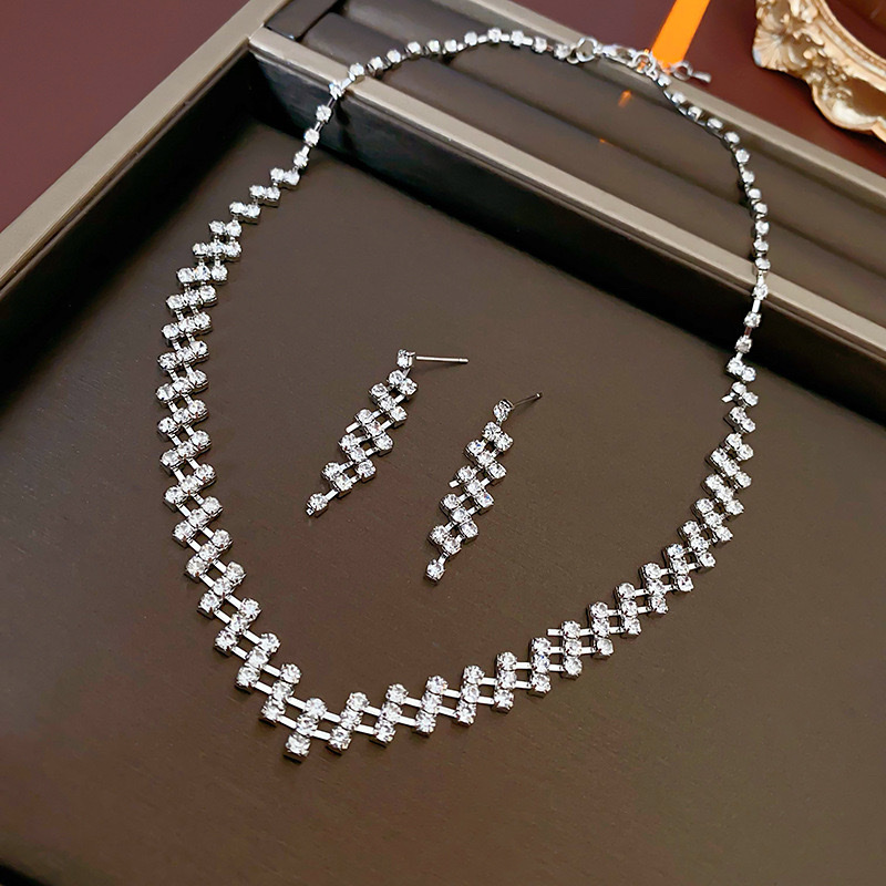 This fashionable and versatile European and American diamond-encrusted hollowed-out tassel necklace exudes a super dazzling charm. It features a fashionable collarbone chain with a light luxury and high-end feel, and is a women's necklace detail image 8