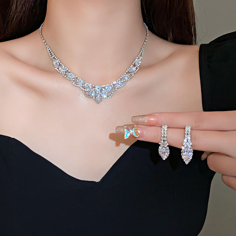 This fashionable and versatile European and American diamond-encrusted hollowed-out tassel necklace exudes a super dazzling charm. It features a fashionable collarbone chain with a light luxury and high-end feel, and is a women's necklace detail image 10