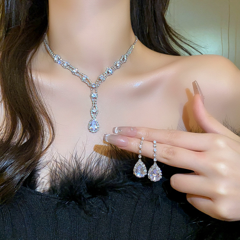 This fashionable and versatile European and American diamond-encrusted hollowed-out tassel necklace exudes a super dazzling charm. It features a fashionable collarbone chain with a light luxury and high-end feel, and is a women's necklace detail image 9