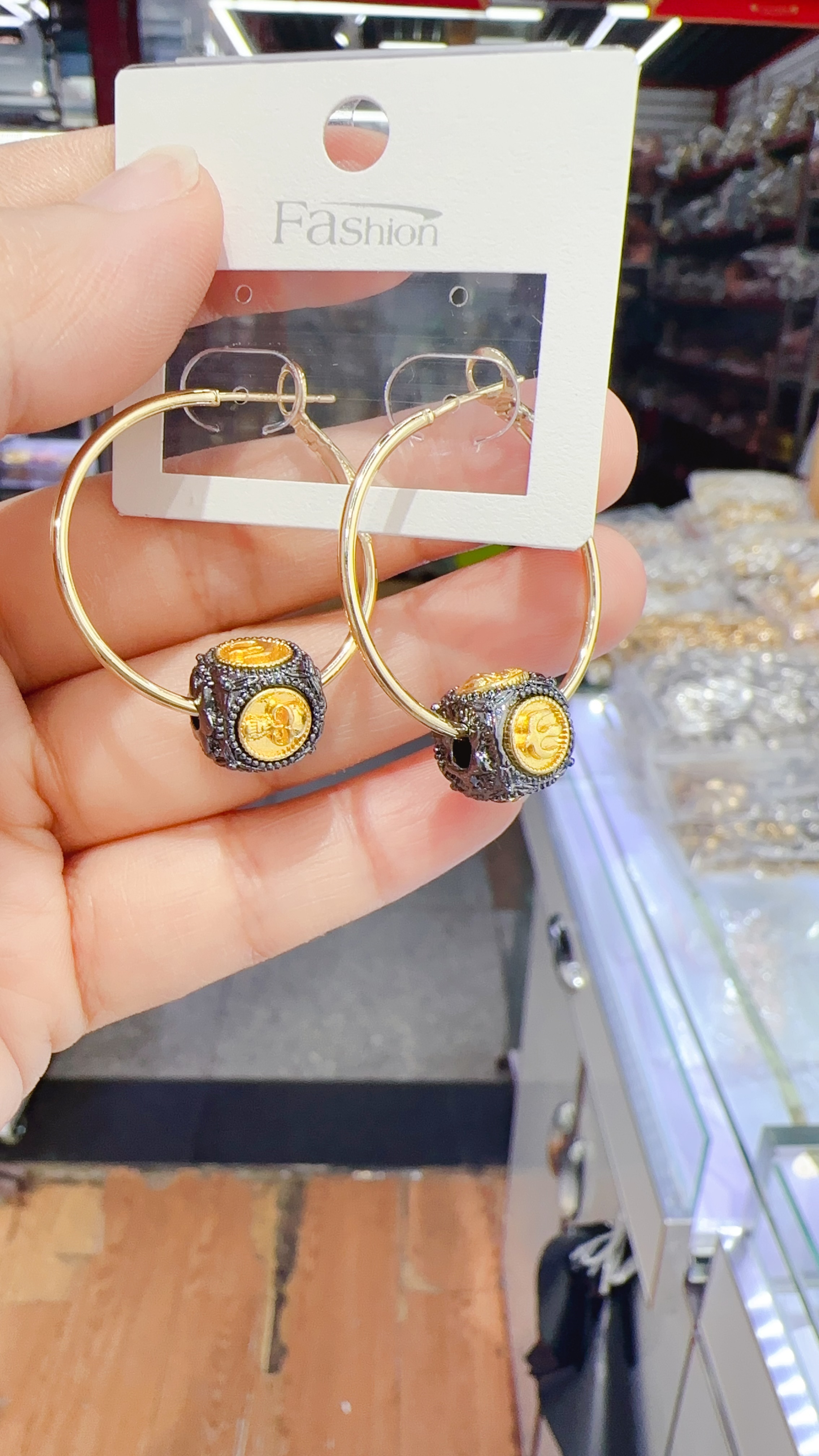 Earrings details Picture
