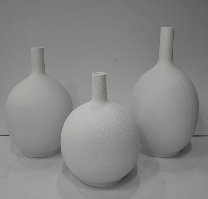 The simple vertical pattern magnesium oxide vase is both beautiful and practical. It is a flower decoration for indoor green plants