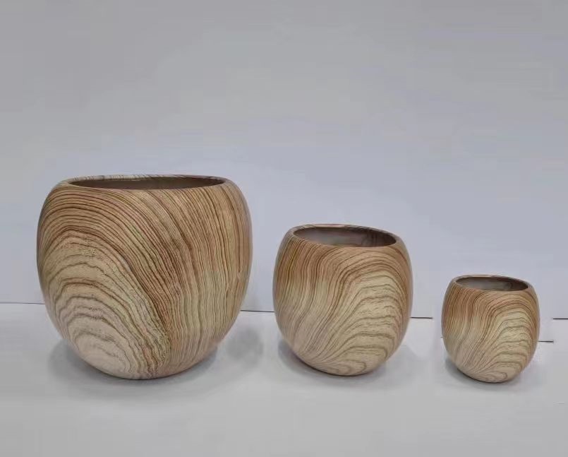 The simple wood-grain ceramic vase flower is beautiful and durable, suitable for placing various fresh flowers as an indoor decoration