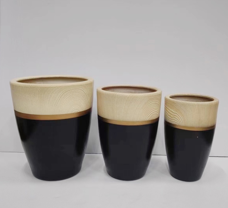 The simple wood grain spliced black ceramic vase is beautiful and durable. The flower decoration is an indoor green plant and flower art display