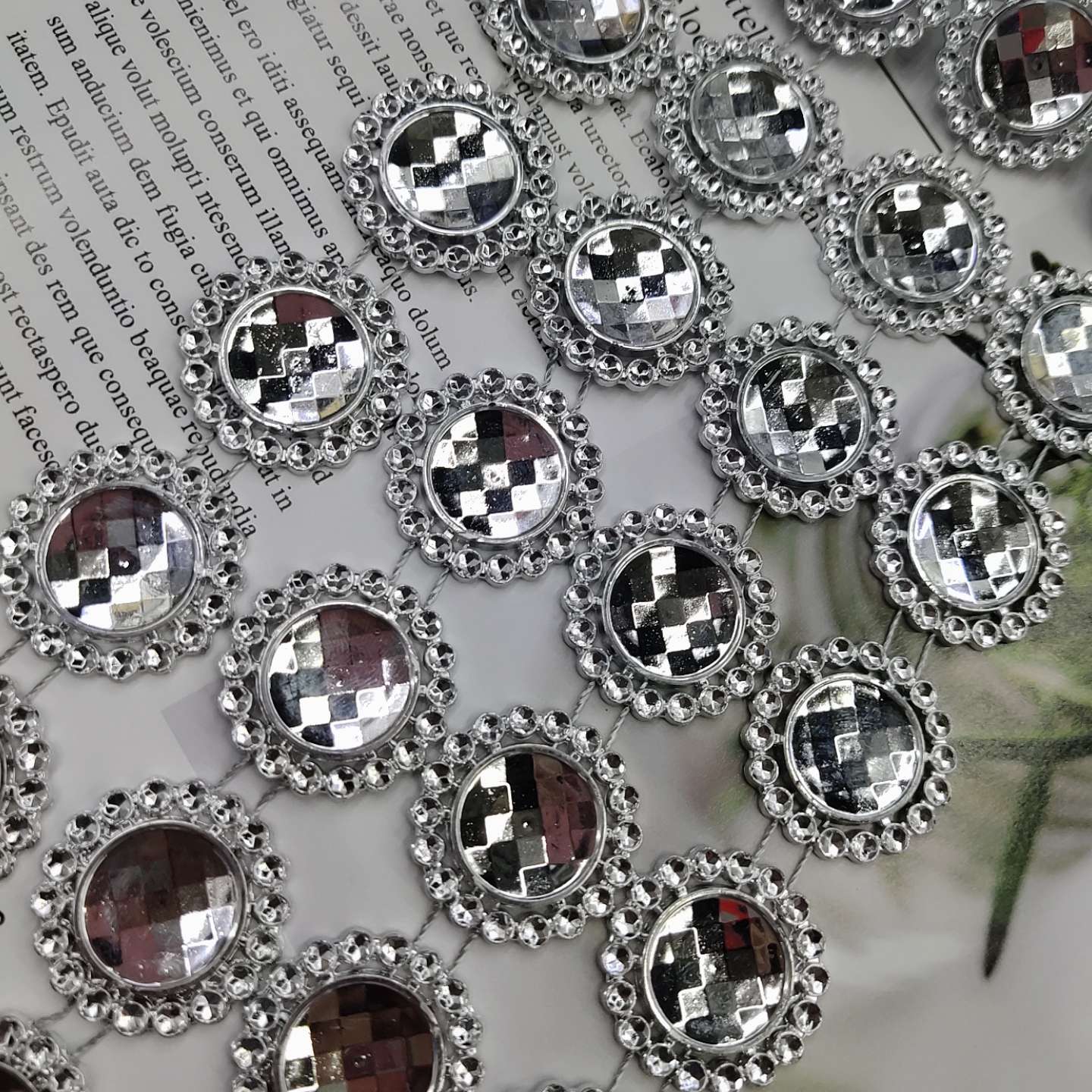 Line diamonds, row diamonds, stage costume accessories, lace, photo frames, home textile products, craft shoes, etc. 1