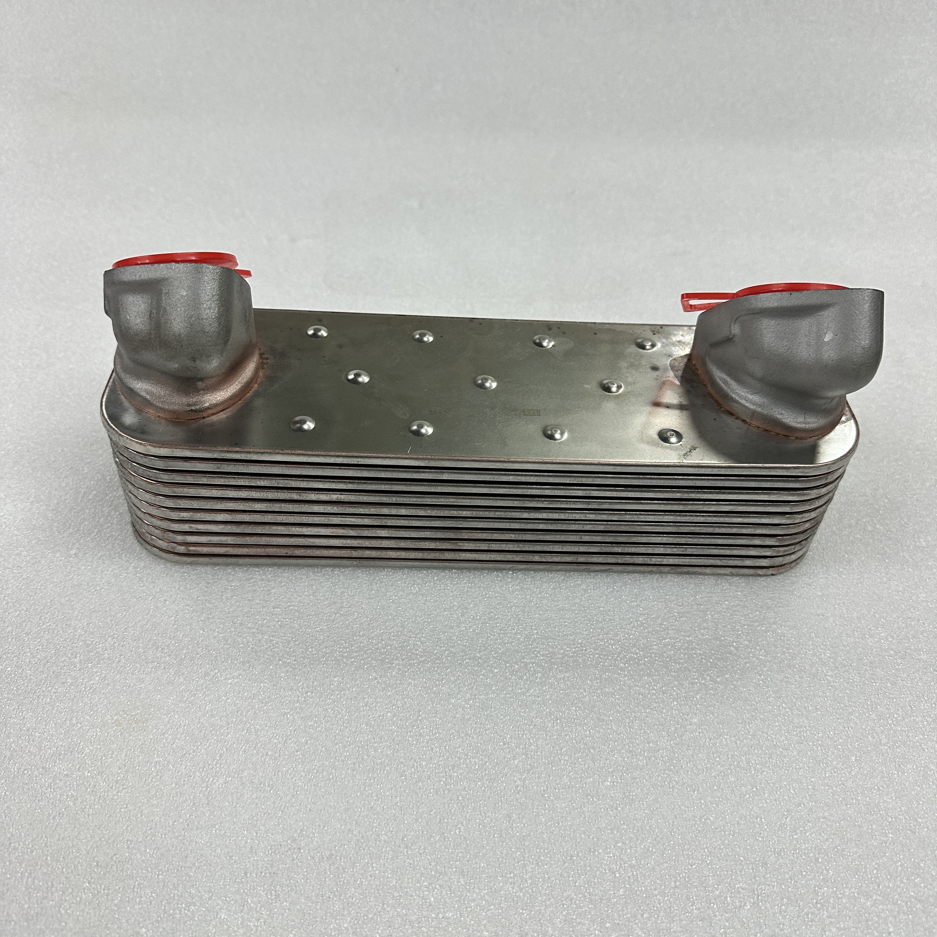 تنطبق قطع غيار السيارات على مبردات زيت شاحنة مرسيدس أم 402. Item Picture