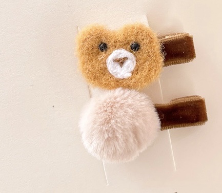 Duckbill clips, cartoon wool crochet, animal baby hair clips, winter new cute bear girls' headwear, hair clips, brooches and accessories Application Scenario