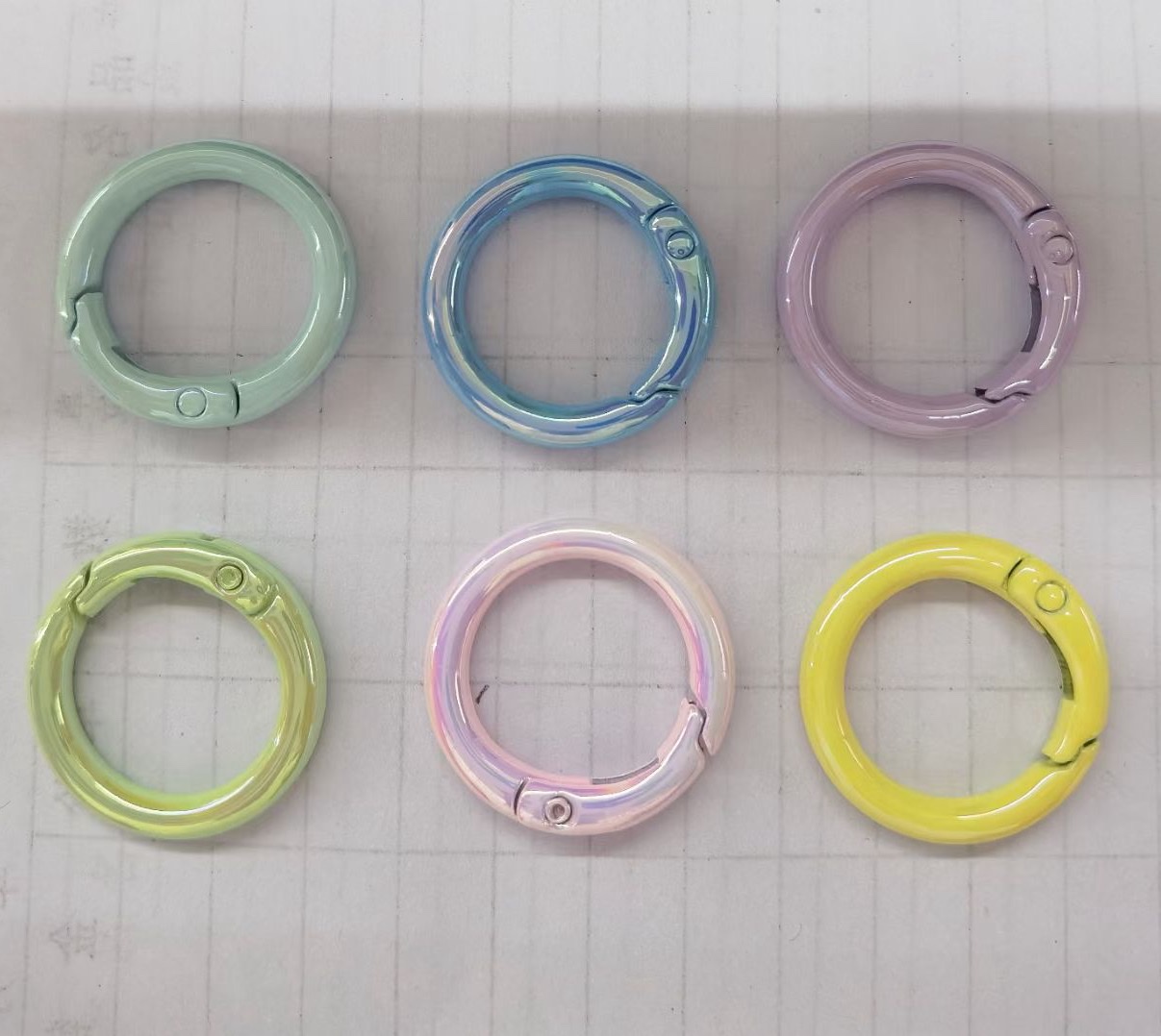 Baked paint heart spring buckle, zinc alloy open ring, spring ring, key chain, DIY jewelry, hardware accessories, connection ring Application Scenario