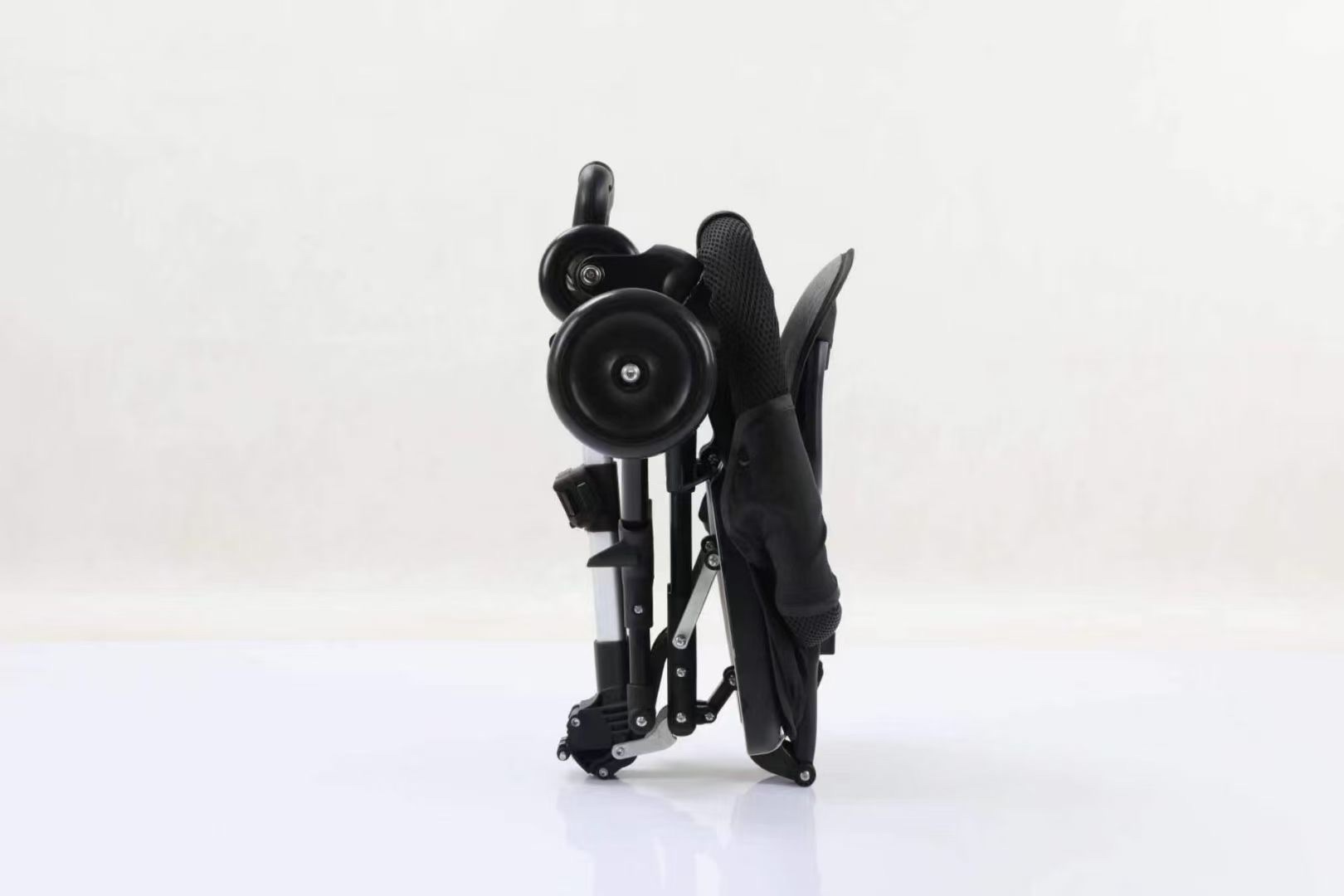 This baby stroller is lightweight, foldable, and can be folded with one button. It is a bidirectional baby stroller for children and is compact detail image 5