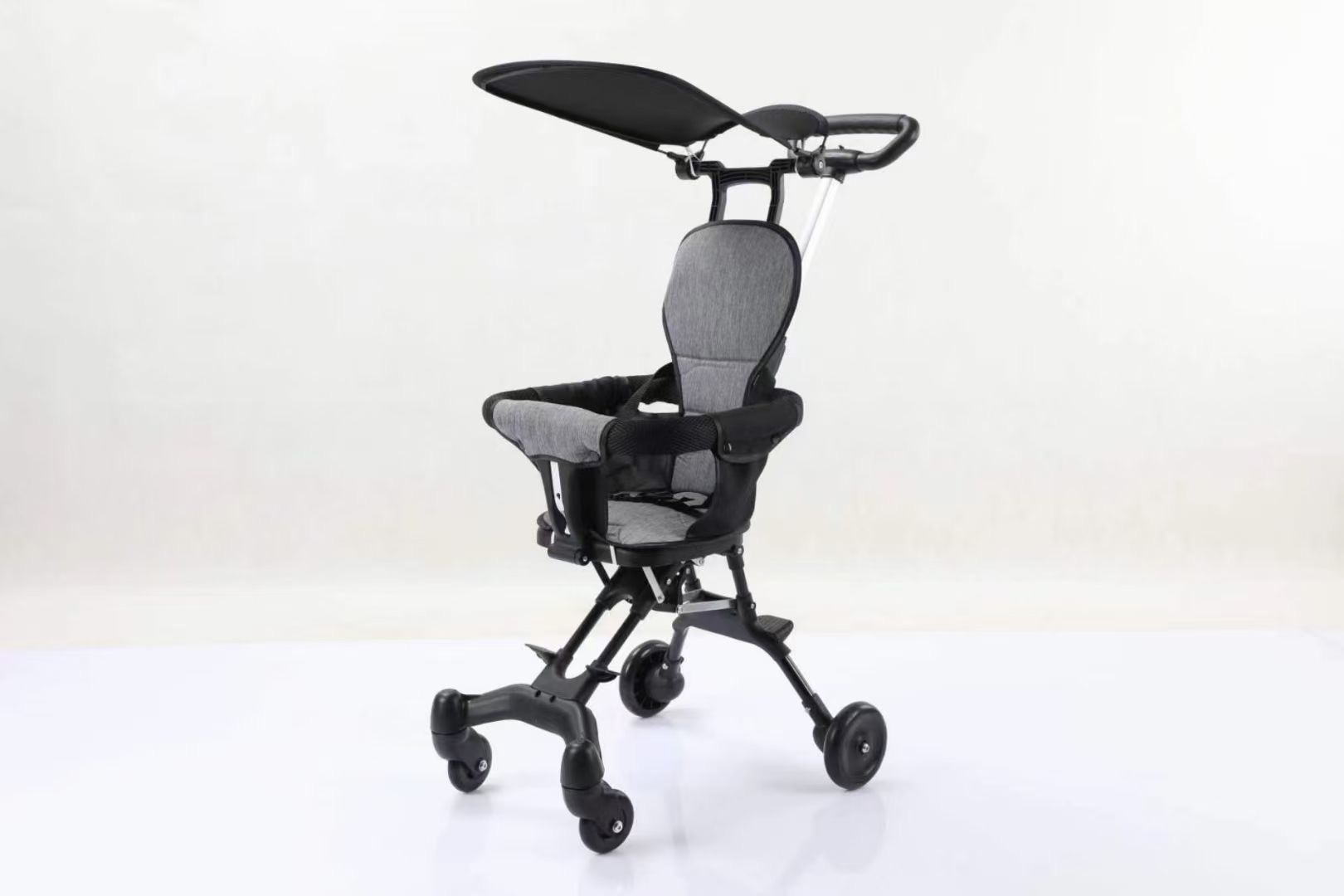 This baby stroller is lightweight, foldable, and can be folded with one button. It is a bidirectional baby stroller for children and is compact Application Scenario