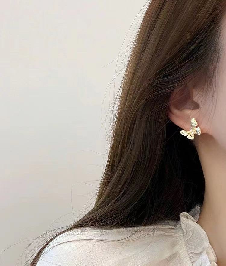 高级时尚蝴蝶耳钉细节图