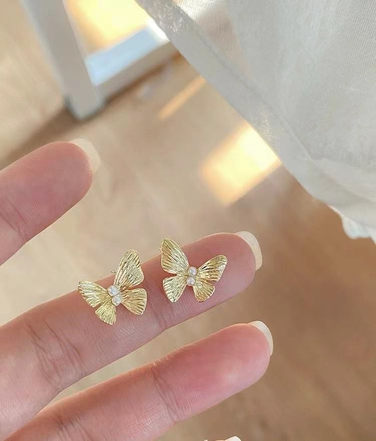 高级时尚蝴蝶耳钉白底实物图