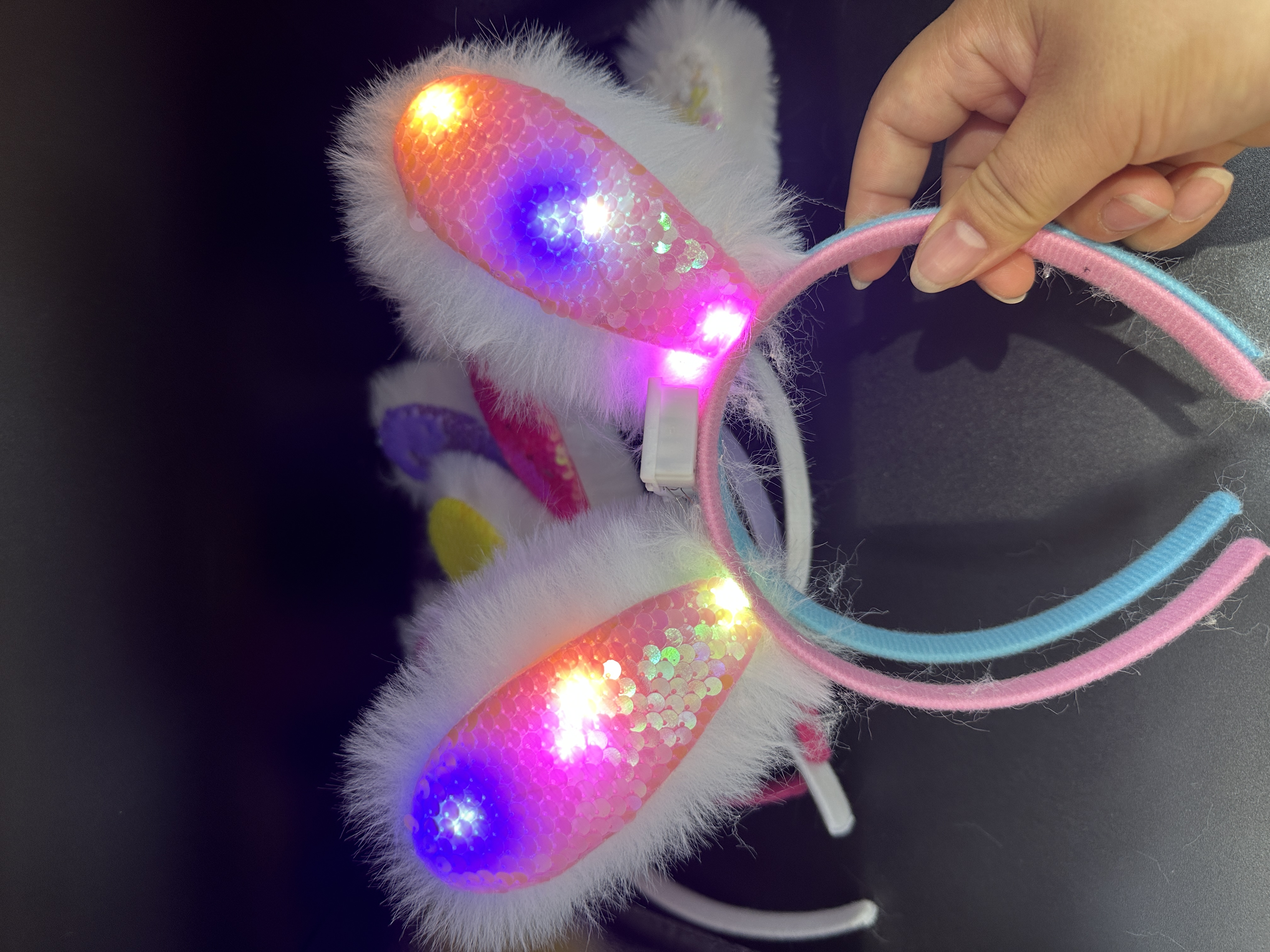 发光毛绒兔耳朵发箍亮片闪光毛绒兔耳朵头箍带灯闪光头饰卖萌兔耳朵头扣夜市摆摊玩具批发