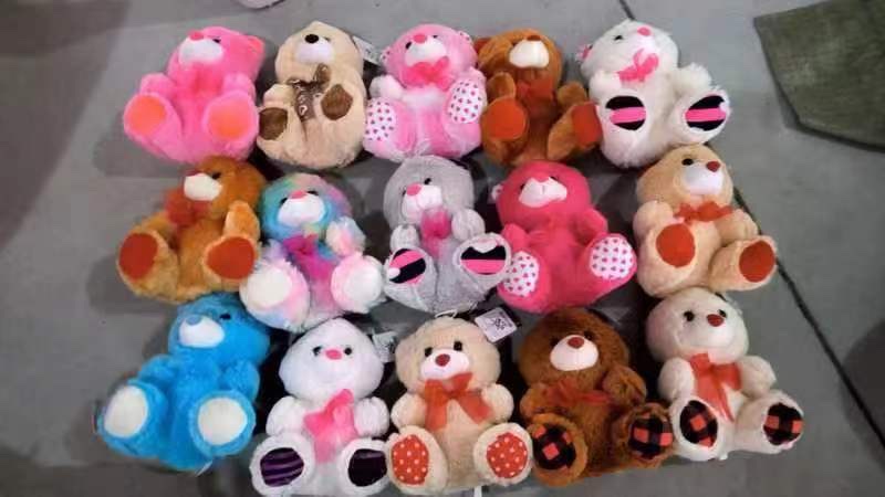 毛绒玩具玩偶公仔娃娃，小熊领结，抱心，实惠公仔娃娃玩偶，小孩喜欢有吊绳和拉链，可以添加音乐器图