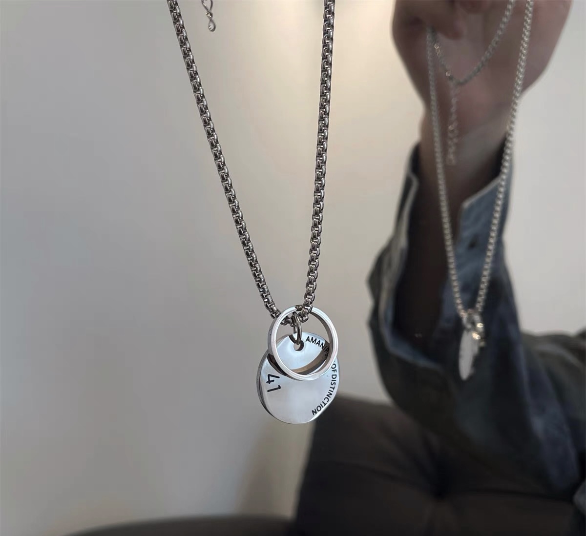 Factory direct sales: Ring letter versatile titanium steel men's necklace, women's collarbone chain, hip-hop style niche design, high-end sweater chain detail image 3