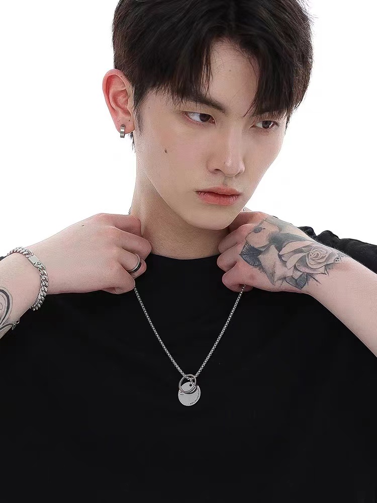 Factory direct sales: Ring letter versatile titanium steel men's necklace, women's collarbone chain, hip-hop style niche design, high-end sweater chain