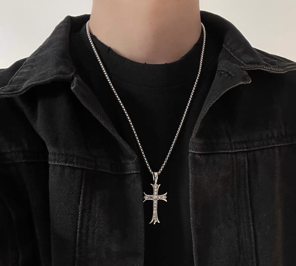 Factory direct sales, micro-inlaid cross hip-hop necklace, niche design sense, titanium steel non-fading street sweatshirt chain, internet-famous sweater chain