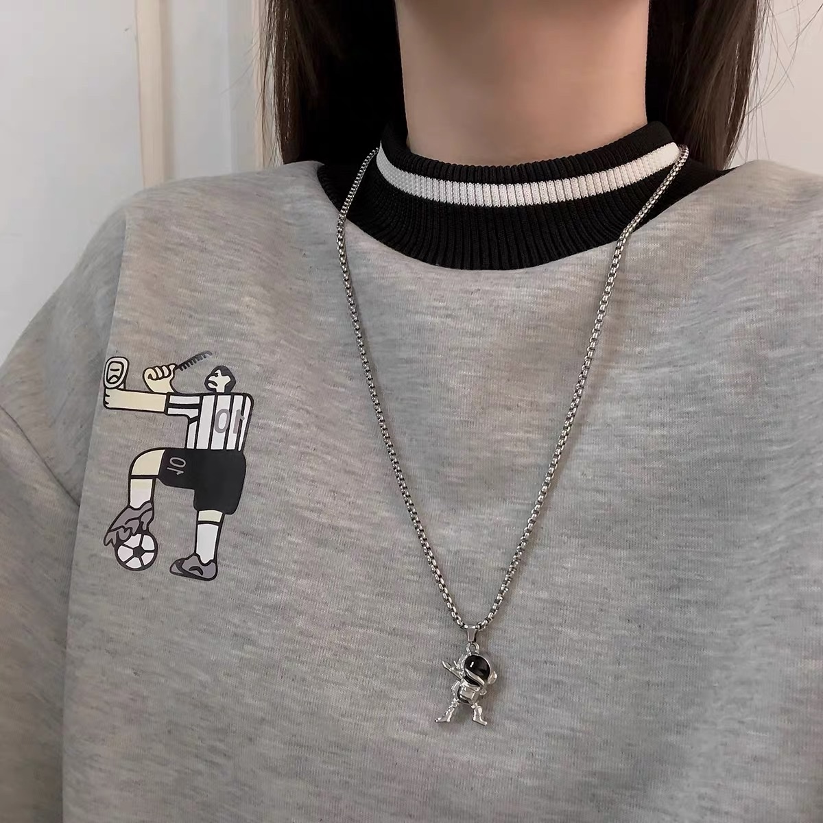 Factory direct sales of hip-hop trendy brand street necklaces, boys' fashionable street dance show decorations, personalized diamond-encrusted cool hoodies, sweater chains Specification image