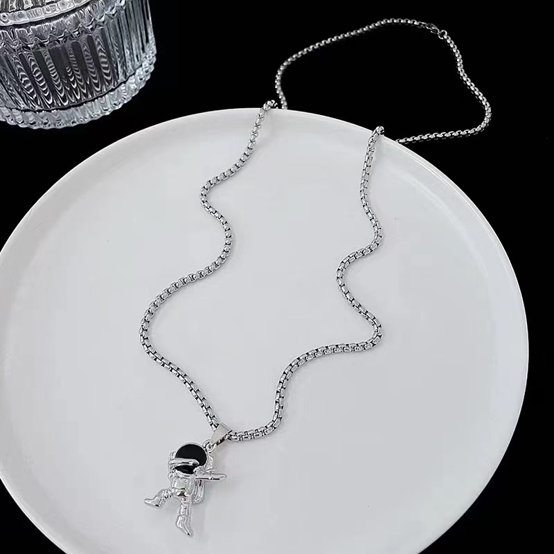 Factory direct sales of hip-hop trendy brand street necklaces, boys' fashionable street dance show decorations, personalized diamond-encrusted cool hoodies, sweater chains detail image 3