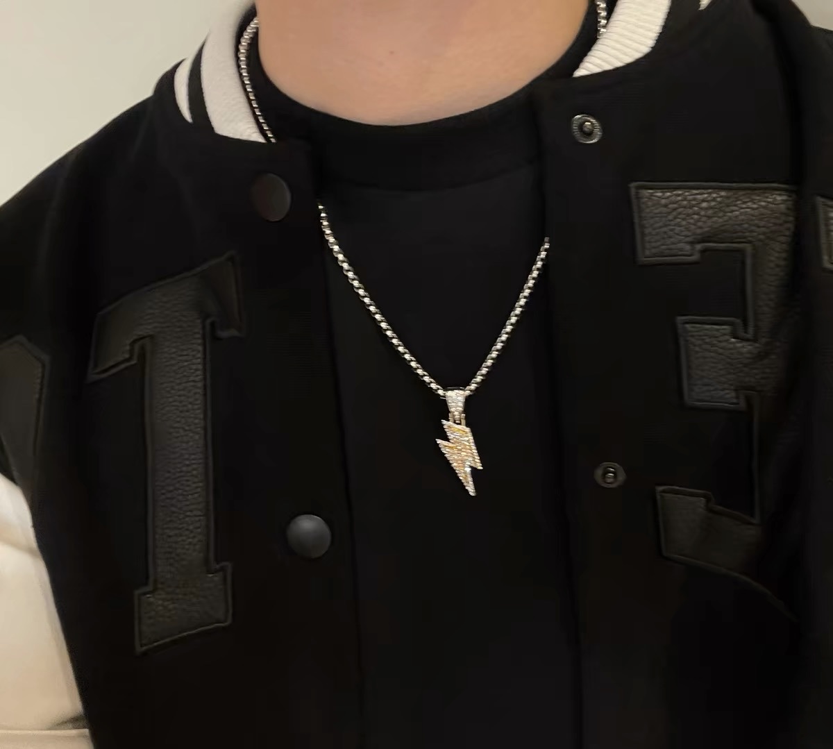 Factory direct sales of water diamond lightning pendant necklace, hoodie sweater chain, men's trendy brand, versatile men's chain accessories detail image 2