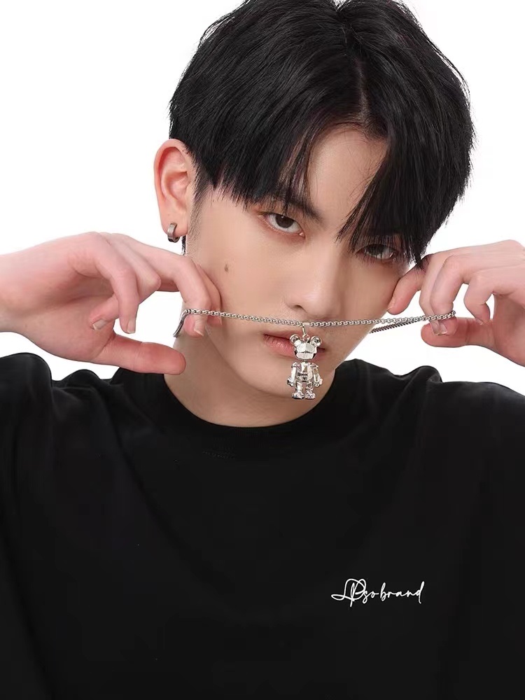 Factory direct sales of bear pendants, men's necklaces, men's trendy accessories, men's chains, trendy brands, versatile and high-end accessories detail image 2